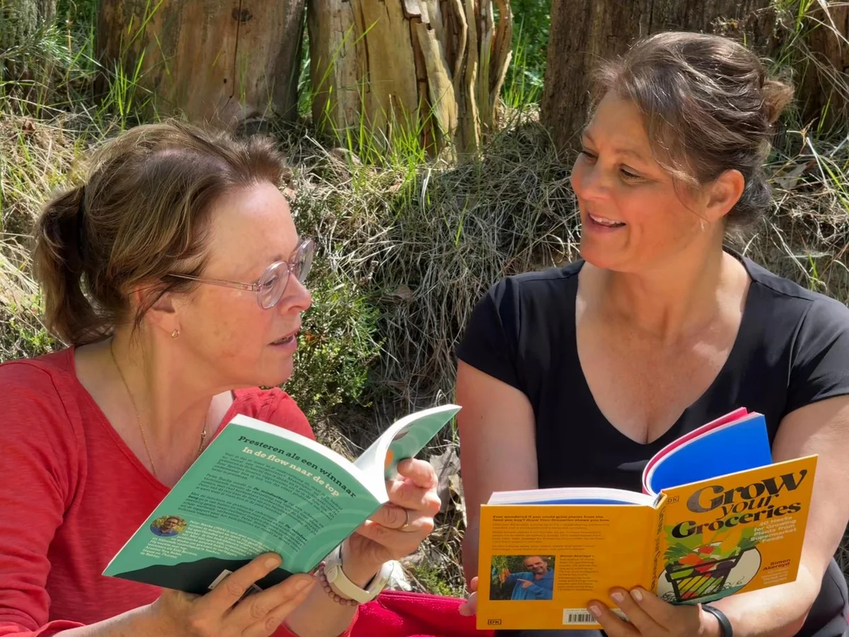 Barbara Kalb en Grietje Hofsteenge lezend en in overleg