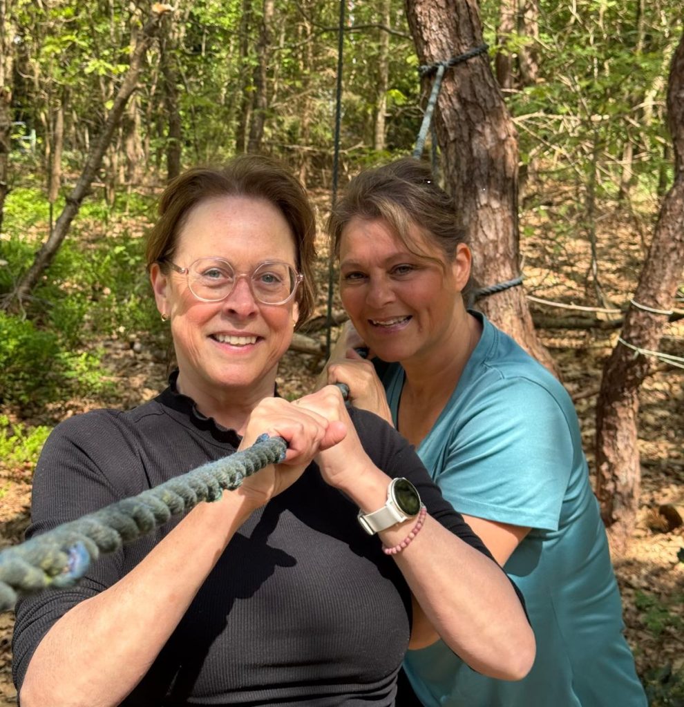 Barbara Kalb en Grietje Hofsteenge samen in het bos
